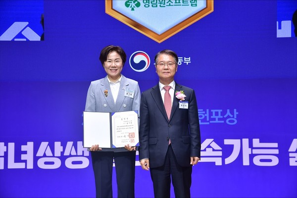 영림원소프트랩 홍기화 상무(왼쪽), 이정식 고용노동부 장관