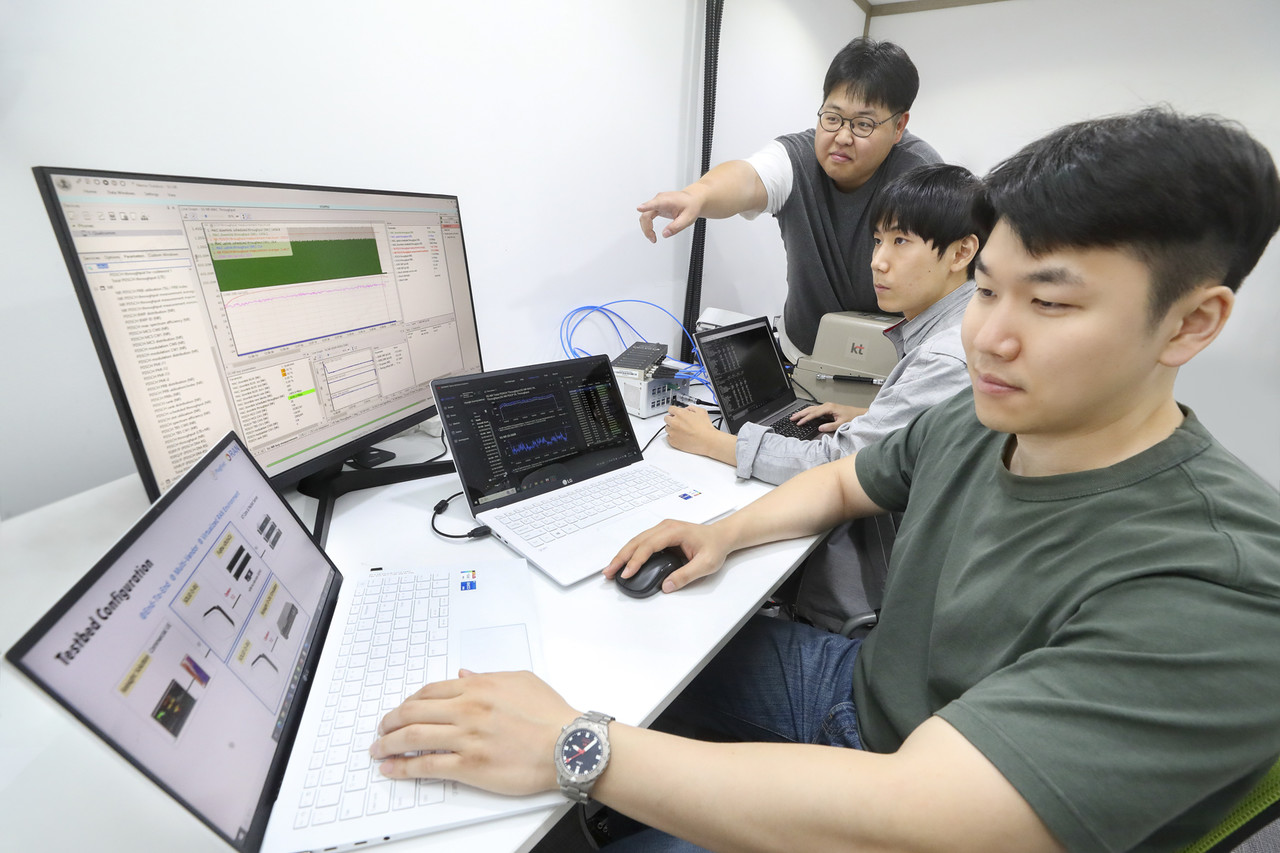 과기정통부와 NIA가 운영하는 판교 5G 테스트베드 센터에서 KT와 오픈랜 기술 협력업체 연구원들이 오픈랜 가상화 기지국을 실증하는 모습