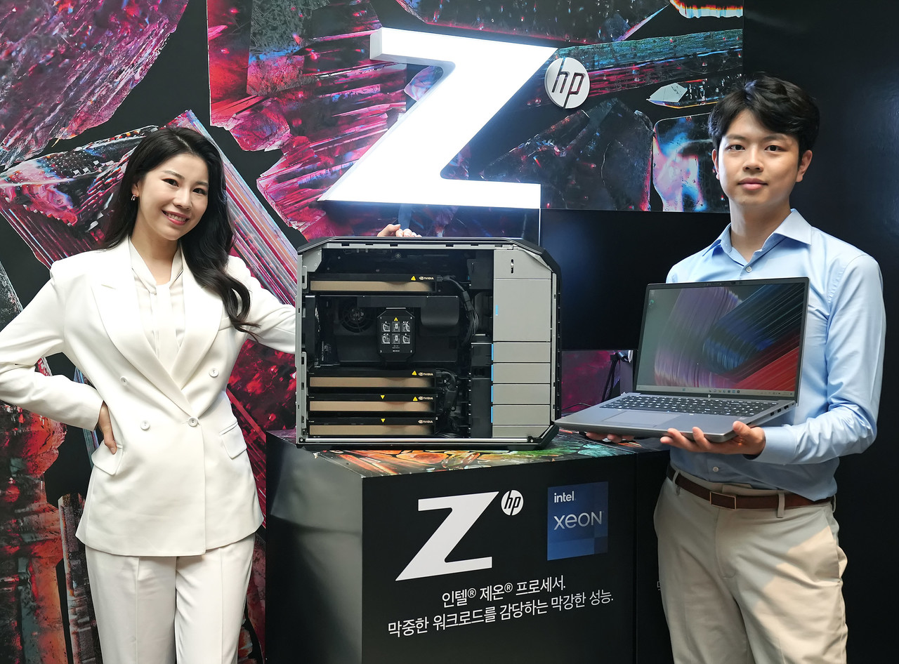 김찬란 Z by HP 글로벌 앰배서더(오른쪽)가 김우림 아나운서와 ‘HP Z8 Fury G5’를 소개하고 있다.