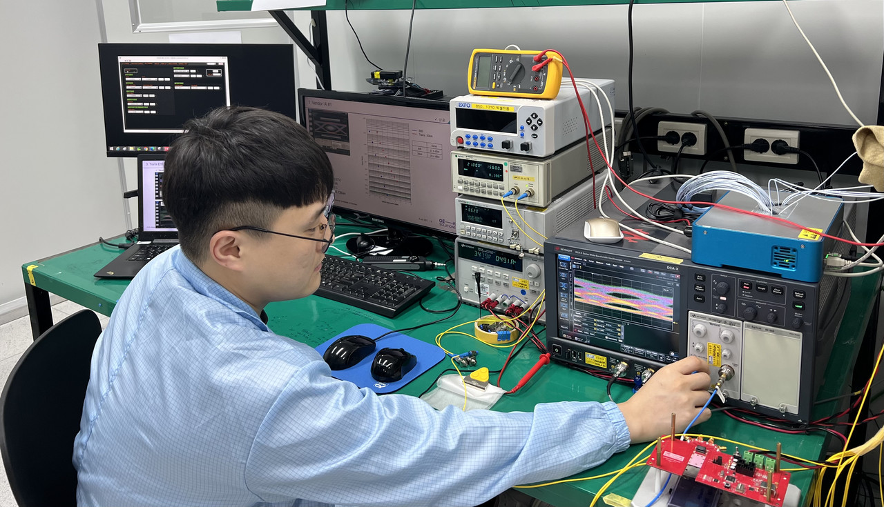 오이솔루션 담당자가 SKT와 함께 개발한 ‘프론트홀 고속 전송 가용 파장 확대 기술’을 시연하는 모습.