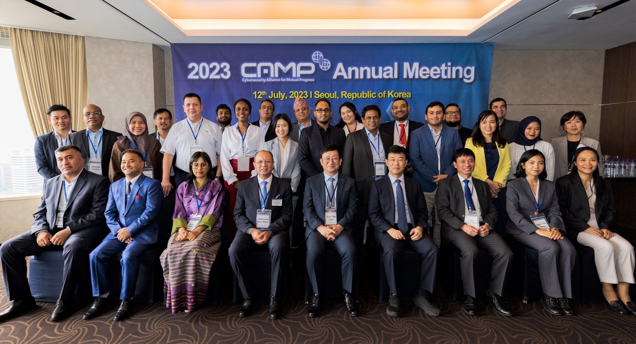 글로벌 사이버 보안 협력 네트워크(CAMP) 제8차 연례총회에서 모하메드 벤 아모르 아랍ICT기구 사무총장(첫번째 줄 왼쪽에서 4번째), KISA 이원태 원장(첫번째 줄 왼쪽에서 5번째), 과기정통부 정창림 정보보호네트워크정책관 국장(첫번째 줄 왼쪽에서 6번째) 등 관계자들이 기념 촬영을 하고 있다.