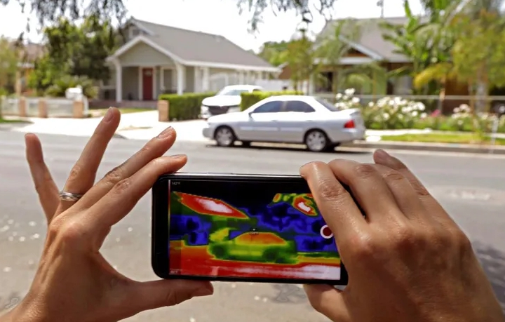 열 카메라로 노면 기온을 체크하고 있는 모습. 사진=LA타임즈