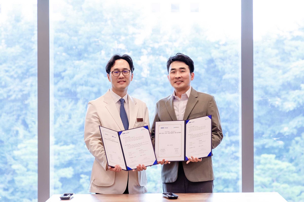 강북삼성병원 구동회 임상시험센터장(왼쪽)과 제이앤피메디 김민석 사업본부장