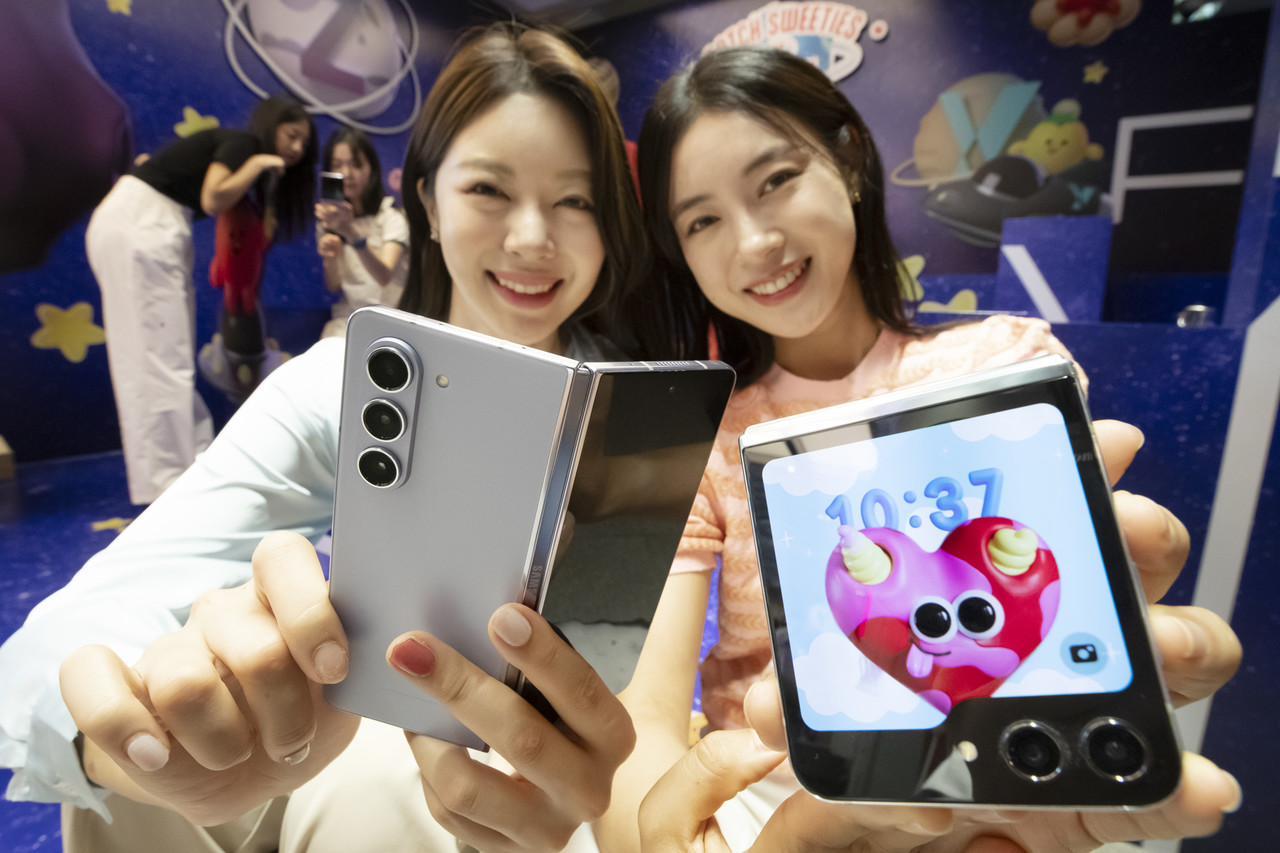 KT가 갤럭시 Z 폴더블5 시리즈 사전 예약을 시작한다.