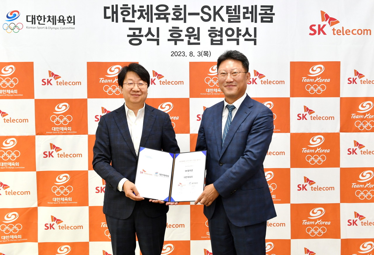 대한체육회 윤성욱 사무총장(왼쪽), SK텔레콤 김희섭 부사장