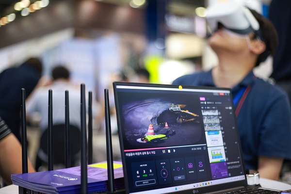 2023 국제안전보건전시에서 벤타CMS를 시연 중인 참관객