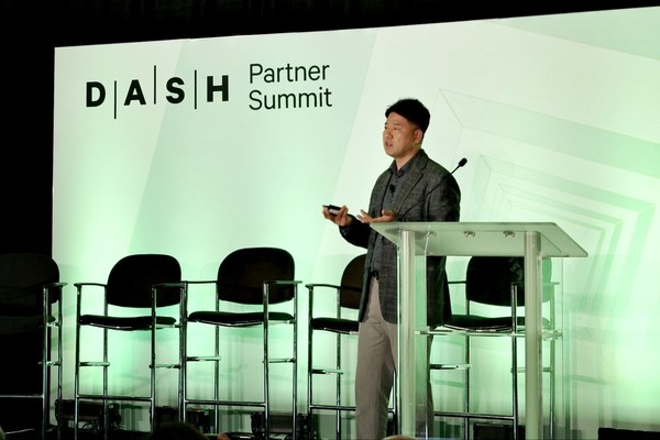 메타넷티플랫폼 김민영 상무가 데이터독 연례 컨퍼런스 대쉬에서 성공사례를 발표하고 있다.