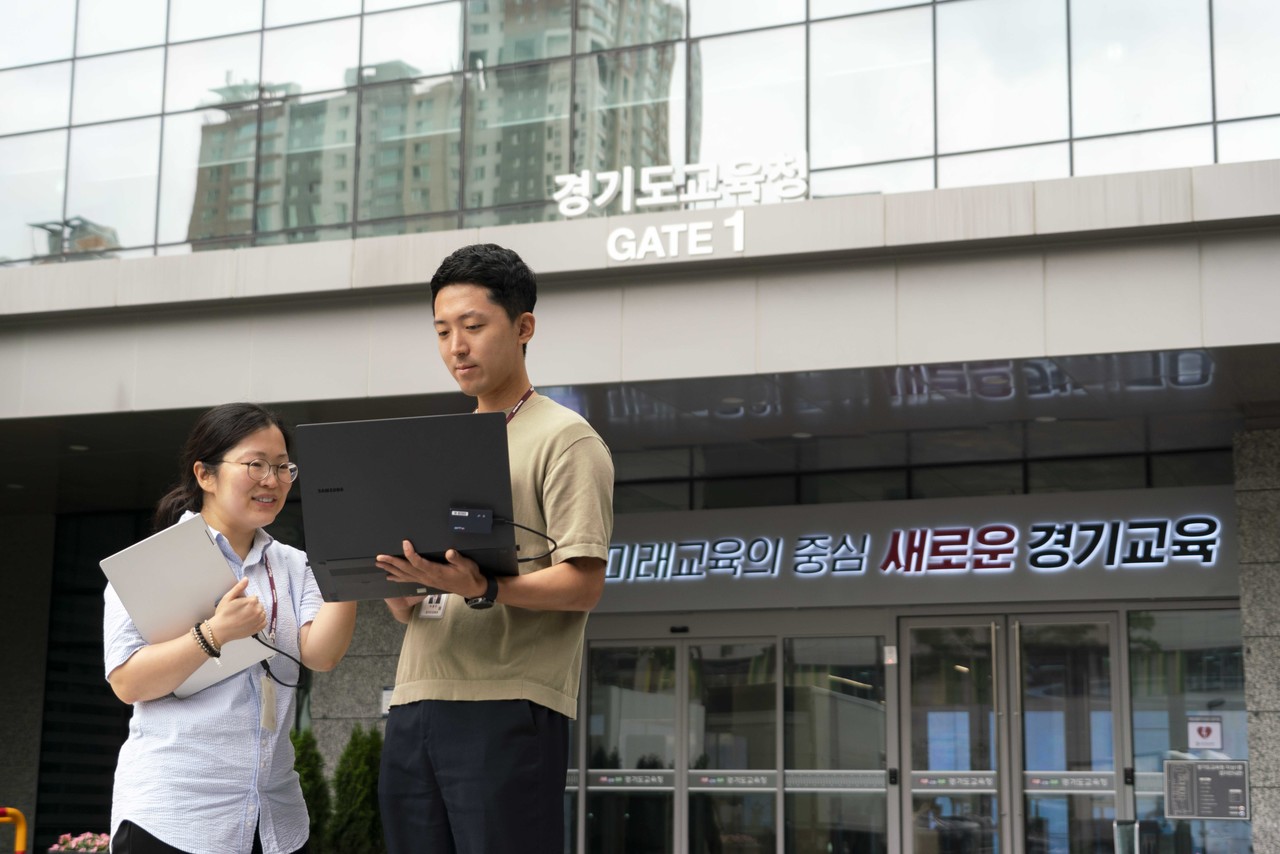 경기도교육청 직원들이 사무실 외부에서 업무를 보는 모습.