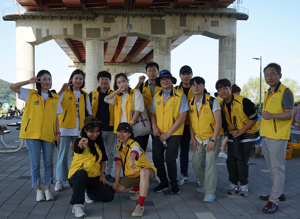 영림원소프트랩 임직원들이 모여 기념사진을 촬영하고 있다