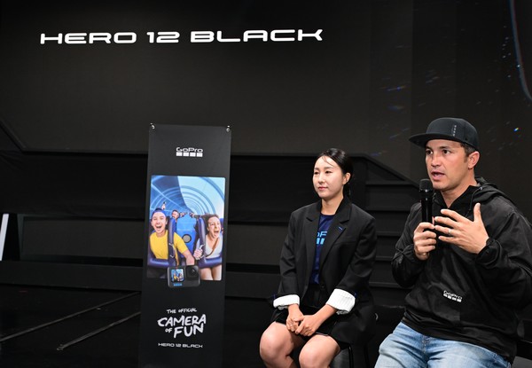 고프로가 신제품 ‘히어로12 블랙’을 공식 출시했다. 고프로 한국 커뮤니케이션 및 마케팅 총괄 신새롬 매니저(왼쪽), 고프로 글로벌 제품 매니지먼트 부문 파블로 리마 부사장