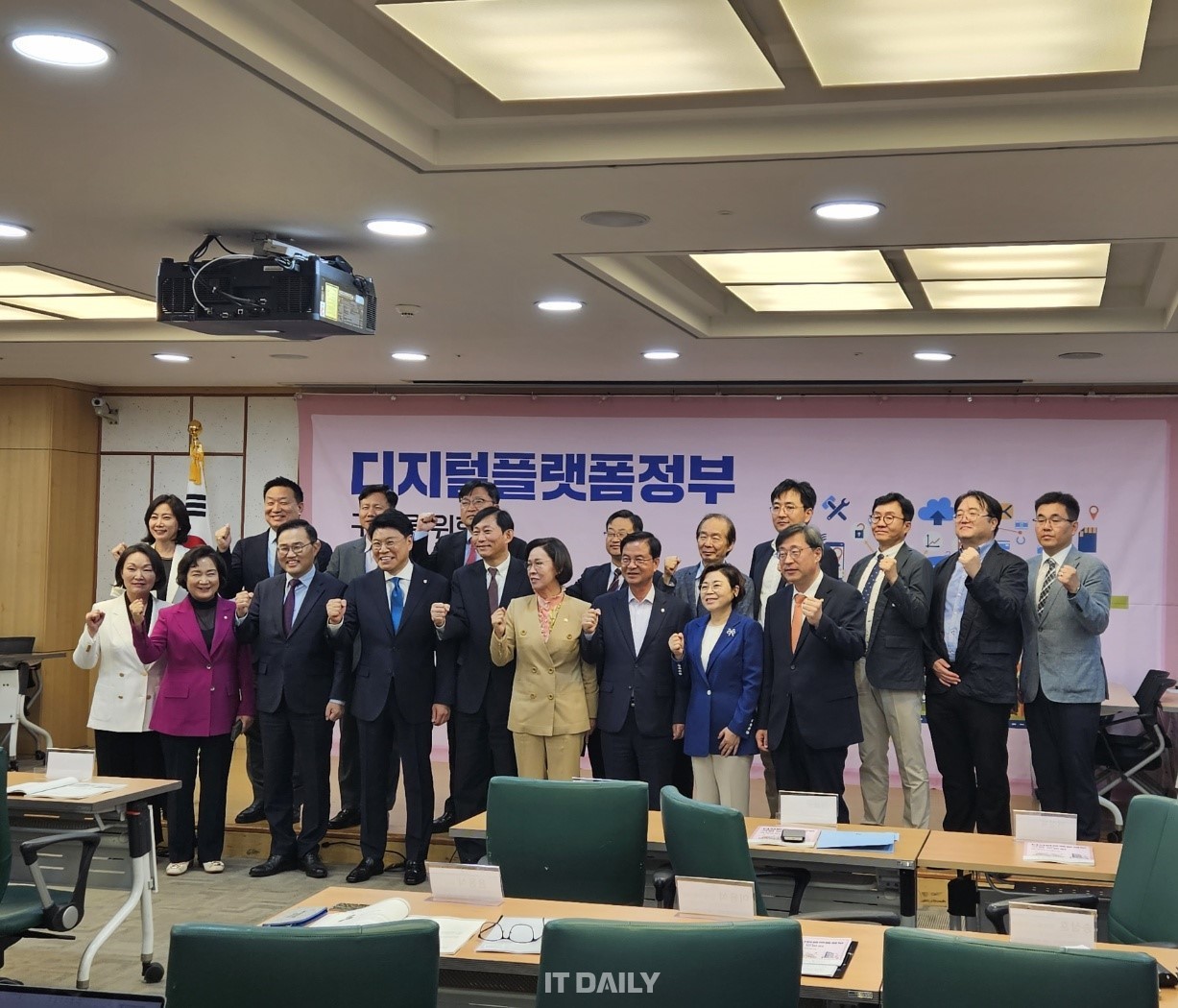 7일 ‘디지털플랫폼정부 구현을 위한 국회 토론회’에 참석한 정부 및 기업 관계자들이 기념촬영을 하고 있다.