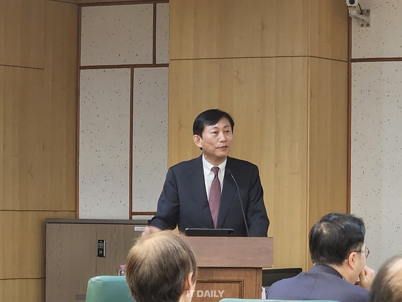 디플정 위원회 고진 위원장이 기조연설을 진행하고 있다.