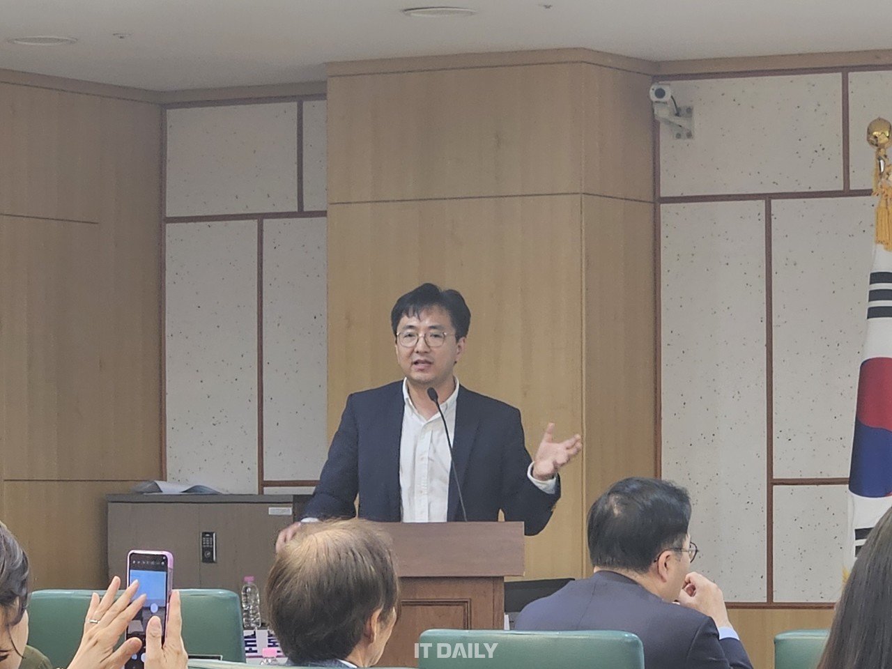 더존비즈온 송호철 대표가 디플정 핵심인프라 구현 방안에 대해 발표하고 있다.