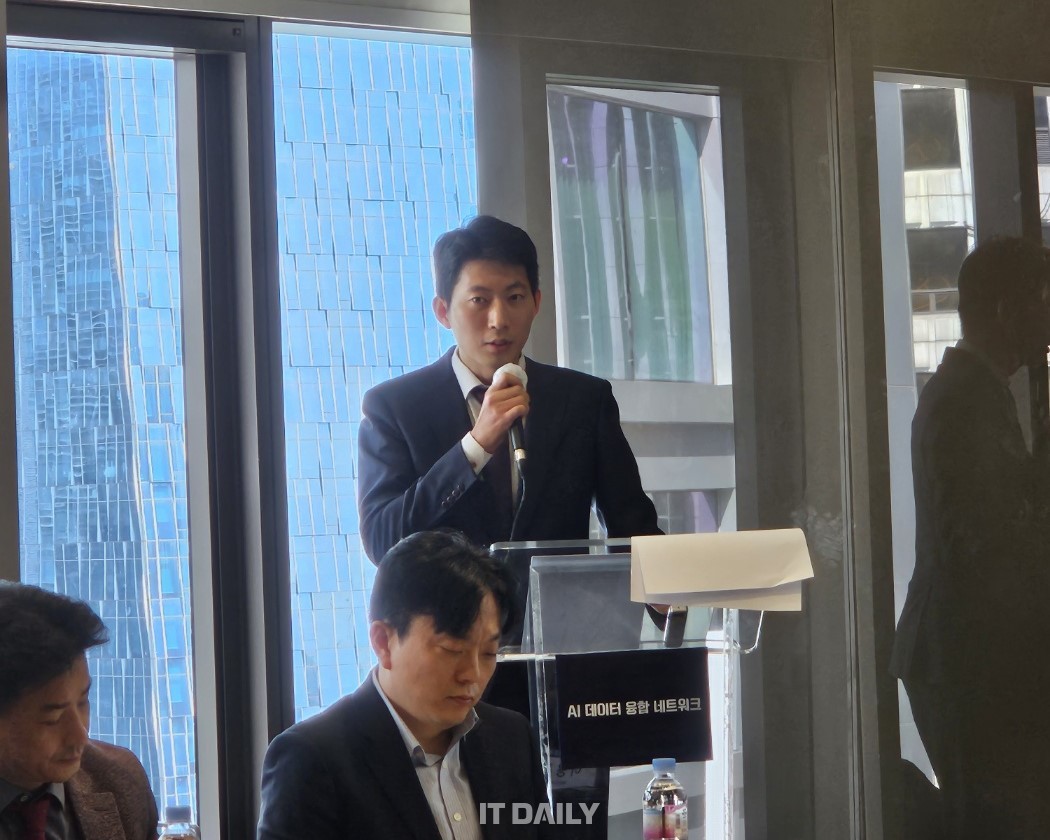 과기정통부 최우석 인공지능확산팀장이 ‘초거대 AI 데이터 정책 방향’을 주제로 발표하고 있다.