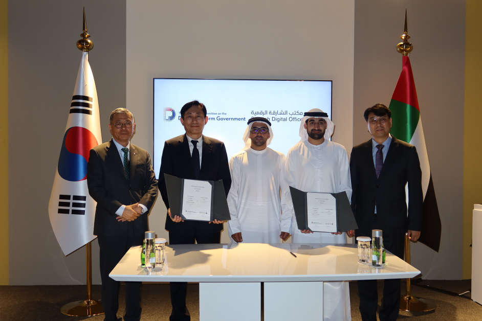 (왼쪽부터) 류제승 주UAE한국대사, 디지털플랫폼정부위원회 고진 위원장, 샤르자 셰이크 파힘 알 카시미 정부관계부 위원장, 샤르자 셰이크 사우드 빈 술탄 알 카시미 디지털청장, 주두바이 문병준 총영사