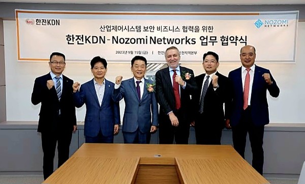 (왼쪽부터) 한전KDN 이준영 부장, 김종선 원장, 김장현 사장, 노조미네트웍스 아마르힌디 부사장, 박지용 지사장, 투씨에스지 임천수 사장이 기념사진을 촬영하고 있다.