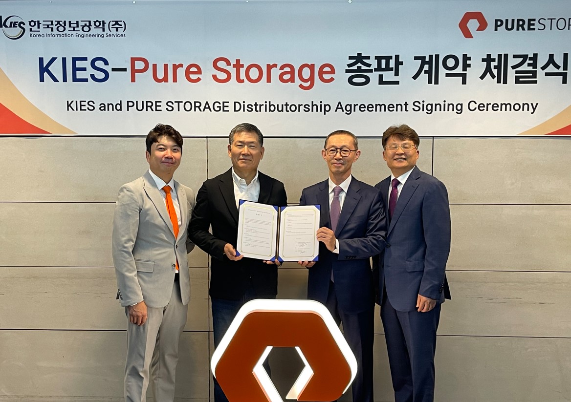 (왼쪽부터)퓨어스토리지코리아 김기배 상무, 유재성 사장, 한국정보공학 유용석 회장, 황봉남 사장