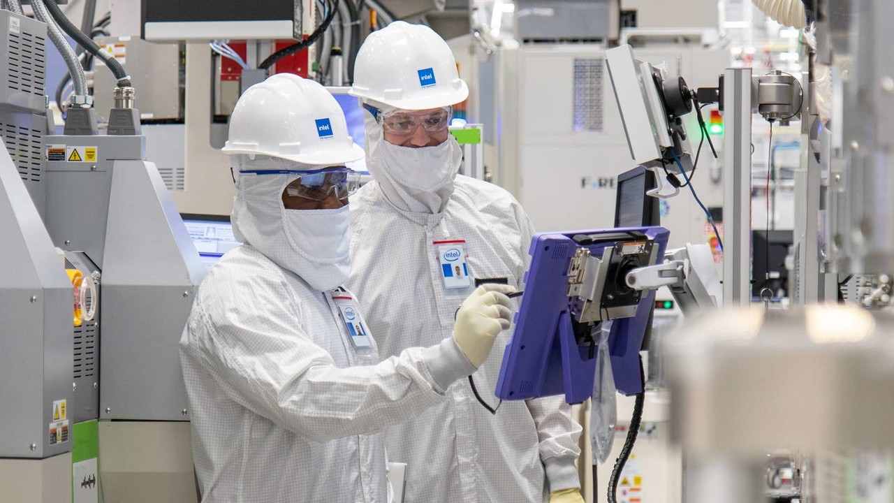 팹34 클린룸에서 근무 중인 인텔 임직원