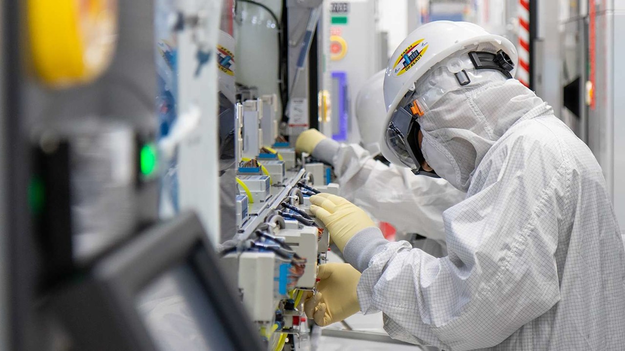 팹34 클린룸에서 근무 중인 인텔 임직원