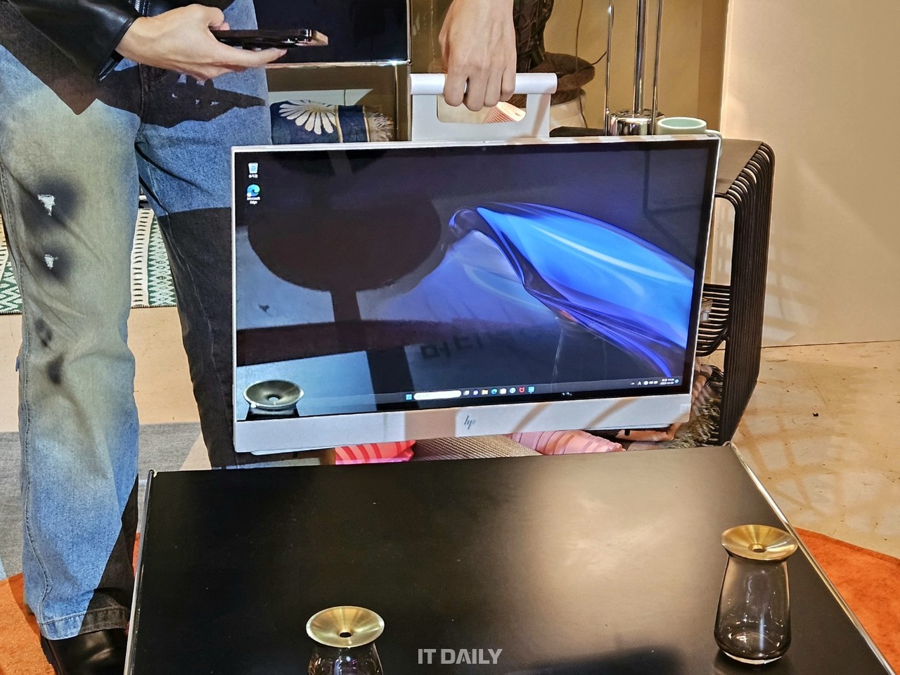 엔비 무브 24는 어디서나 사용할 수 있도록 이동용 손잡이를 탑재했다.