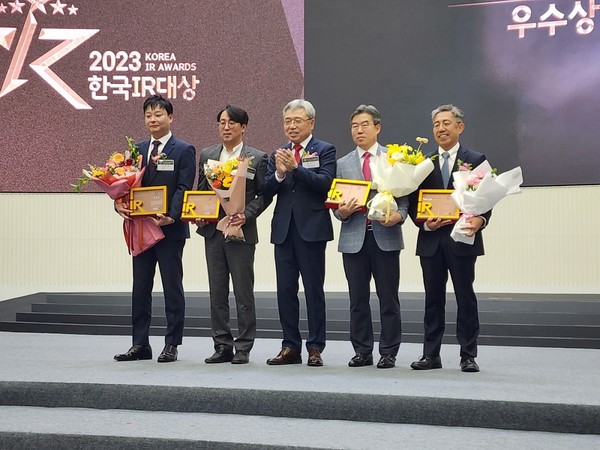 엠로 최희성 IR팀장(왼쪽 첫 번째), 한국IR협의회 채남기 회장(왼쪽 세 번째)