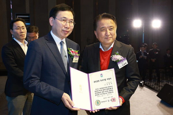 이브이시스 오영식 대표(왼쪽), 충청북도 김영환 도지사