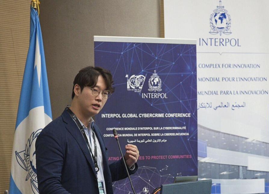 S2W 비즈니스센터 서현민 이사가 IGCC 스피커세션에서 ‘다크챗’을 발표하고 있다.