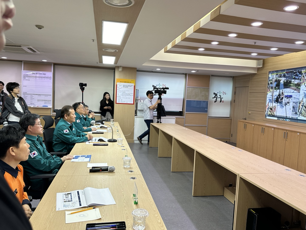 행안부 이상민 장관이 중구청 통합안전센터에서 시연 중인 인텔리빅스의 AI 인파감지시스템을 주시하고 있다.