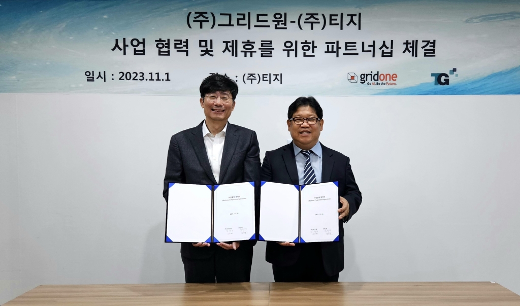그리드원이 티지와 생성형 AI 기반 자동화 솔루션 ‘고 오토메이션 플랫폼’의 서비스 제공을 위한 업무협약을 체결했다. (왼쪽부터) 그리드원 김계관 대표, 티지 전원영 대표.