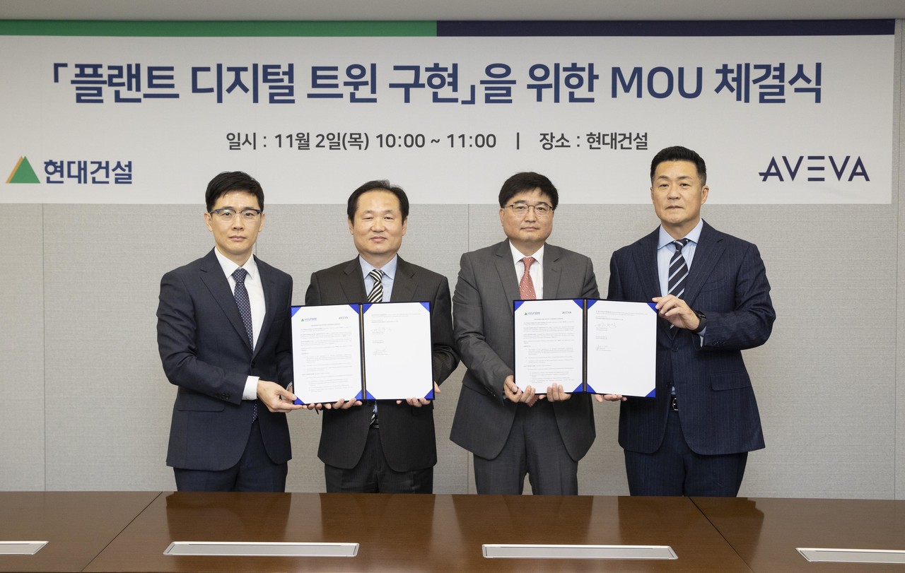 아비바코리아와 현대건설이 플랜트 디지털 트윈 구축에 협력하고자 지난 2일 종로구 현대건설 본사에서 전략적 업무 협약을 체결했다. (왼쪽부터) 현대건설 장재원 팀장, 정무식 실장, 아비바코리아 박태상 부사장, 오재진 대표.