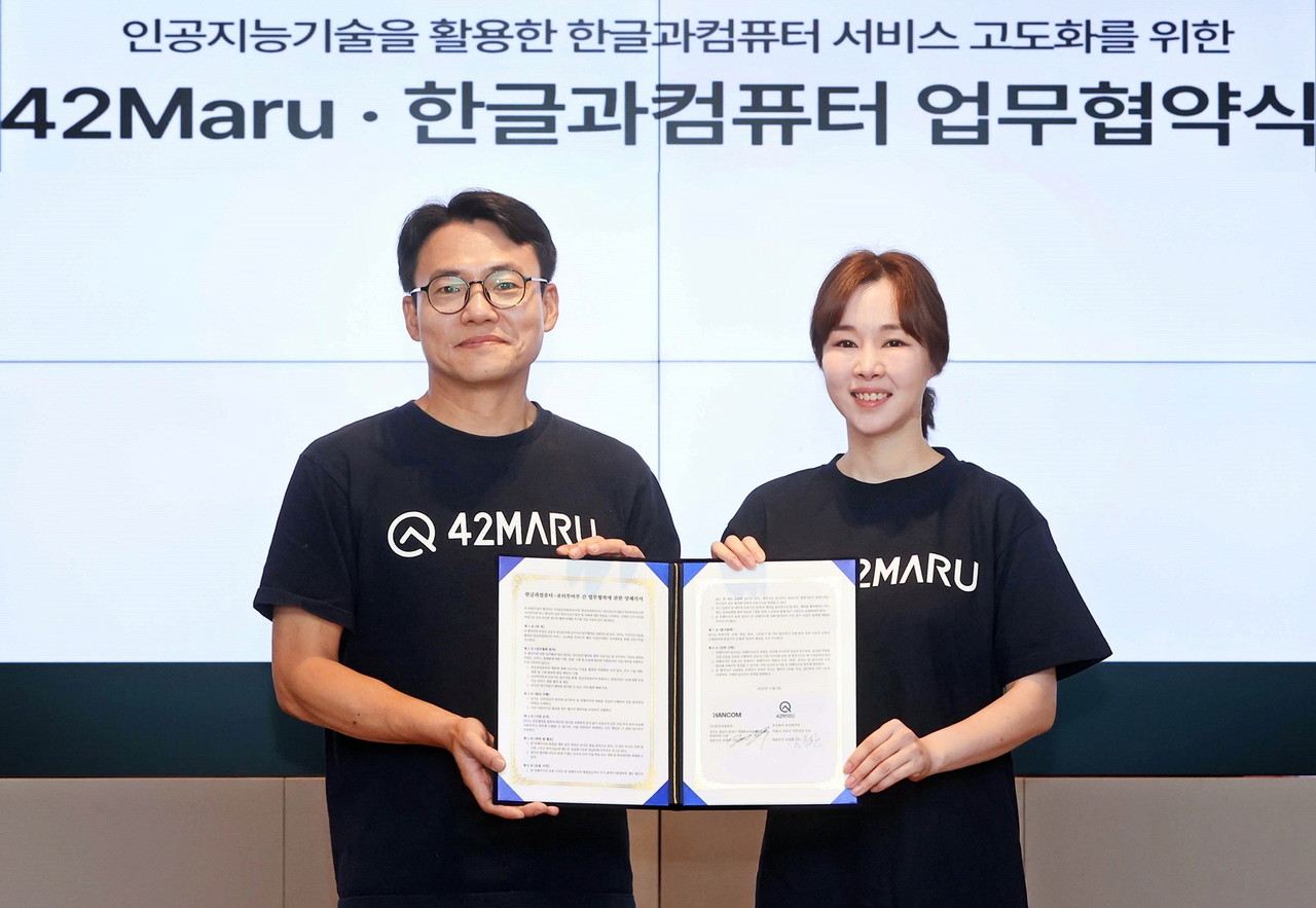한컴과 포티투마루가 AI 기술 및 사업 협력을 위한 전략적 파트너십 계약을 체결했다. (왼쪽부터) 포티투마루 김동환 대표, 한컴 김연수 대표.