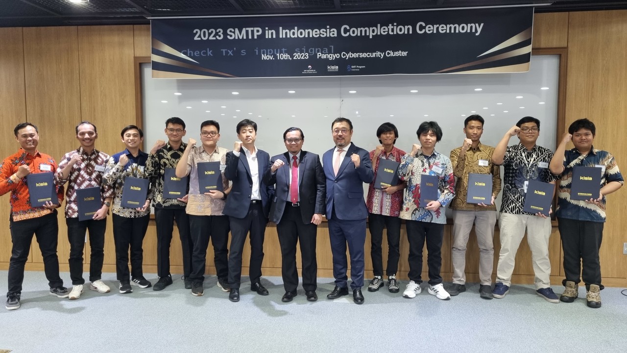 (왼쪽 6번째부터) 과기정통부 관계자, 주한인도네시아대사관  고곳 수하르워토 교육 담당관, KISIA 문성준 감사 등 관계자와 인도네시아 수료생 10명이 기념 촬영을 하고 있다.