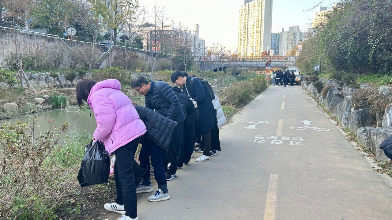 KOSA 임직원들이 14일  서울 송파구 올림픽공원 일대에서 플로깅 봉사활동을 진행했다.