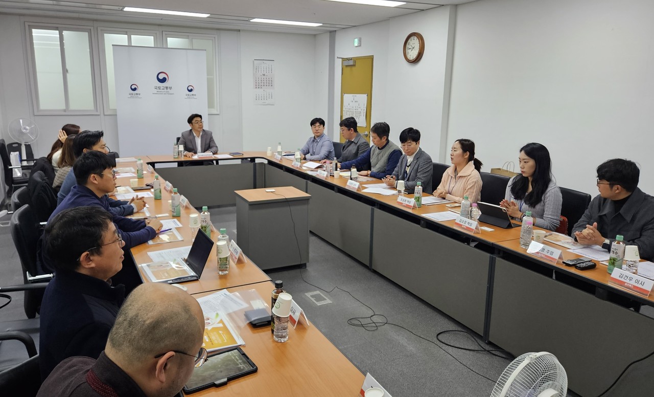 보고회 참석자들이 사업 추진에 대한 의견을 나누고 있다.