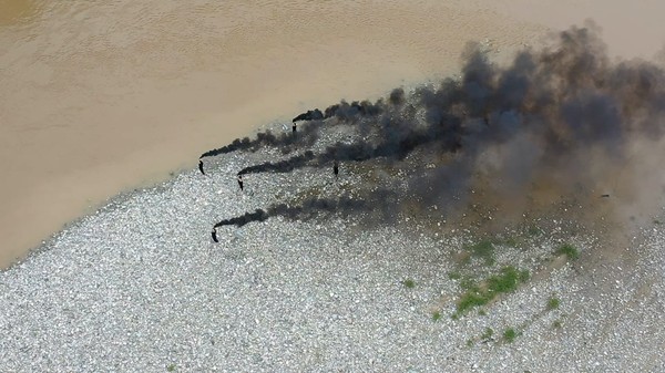 연막탄을 이용, 허공을 드로잉 한 지나손 섹션 중 ‘연기를 날리다’ 부분. 마치 먹물을 풀어놓은 듯 제3의 드로잉을 끌어내고 있다. 대형 빔 프로젝트 영상을 선보인다.