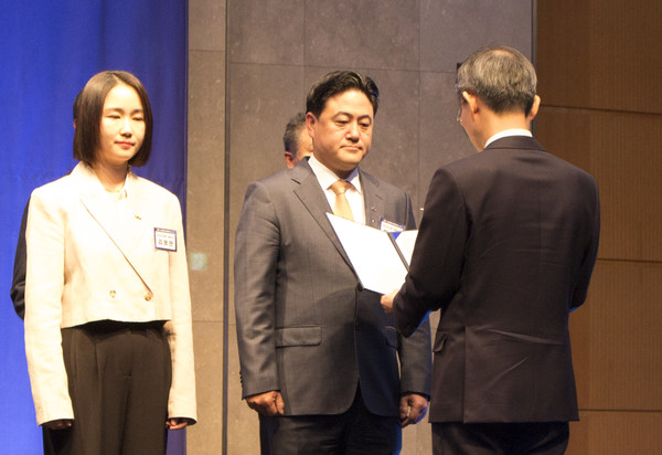 시스원의 이상훈 대표가 제24회 SW 산업인의 날 기념식에서 한국 소프트웨어 산업 발전에 기여한 공을 인정받아 대통령 표창을 수상했다. 사진 가운데가 이상훈 대표.