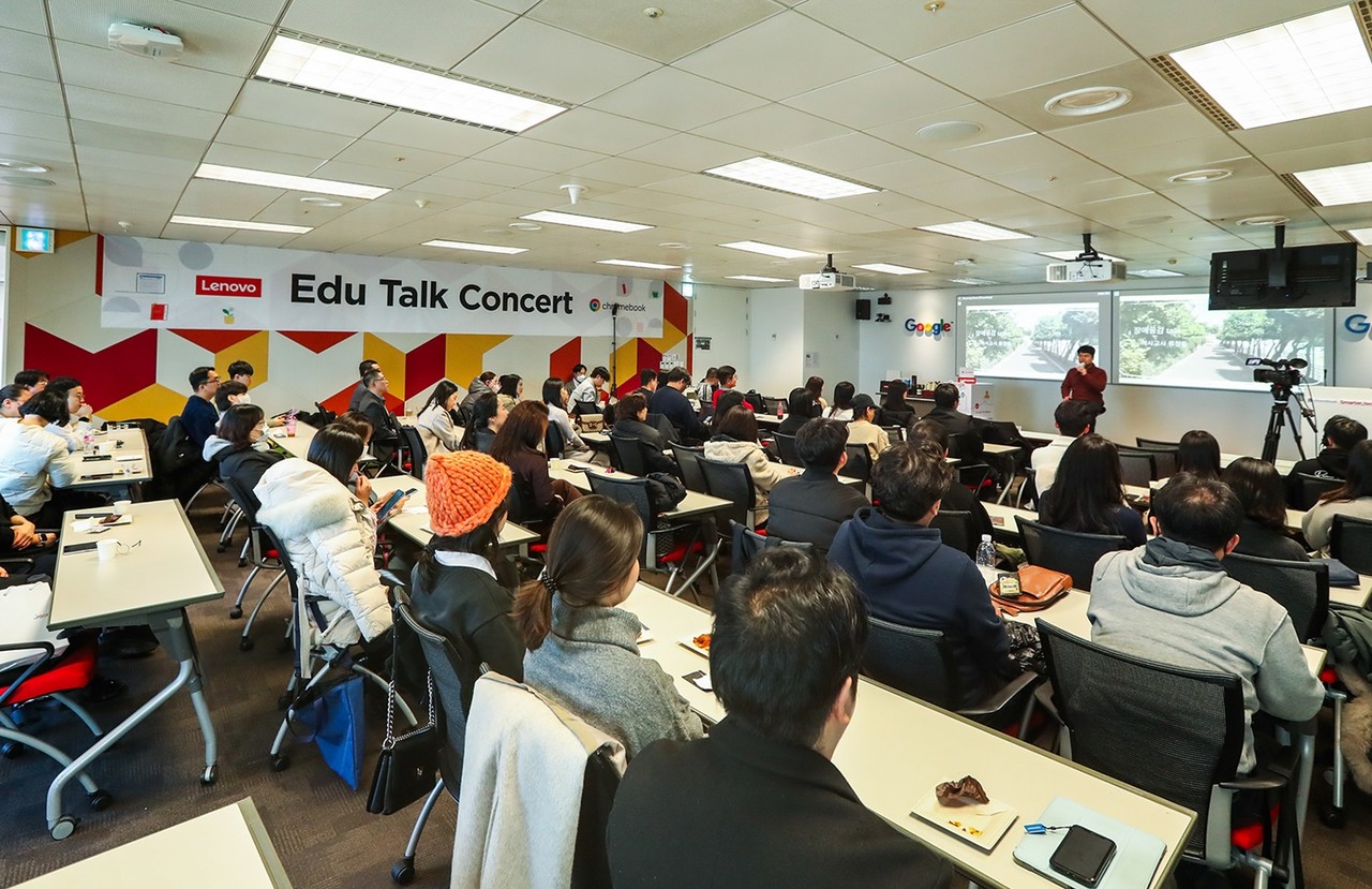 ‘에듀 토크 콘서트’에서 중암중 류창동 교사가 발표하고 있다.