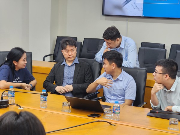 (왼쪽 두 번째) 씽크포비엘 박지환 대표가 VTC R&D 관계자를 상대로 컨설팅하고 있다.