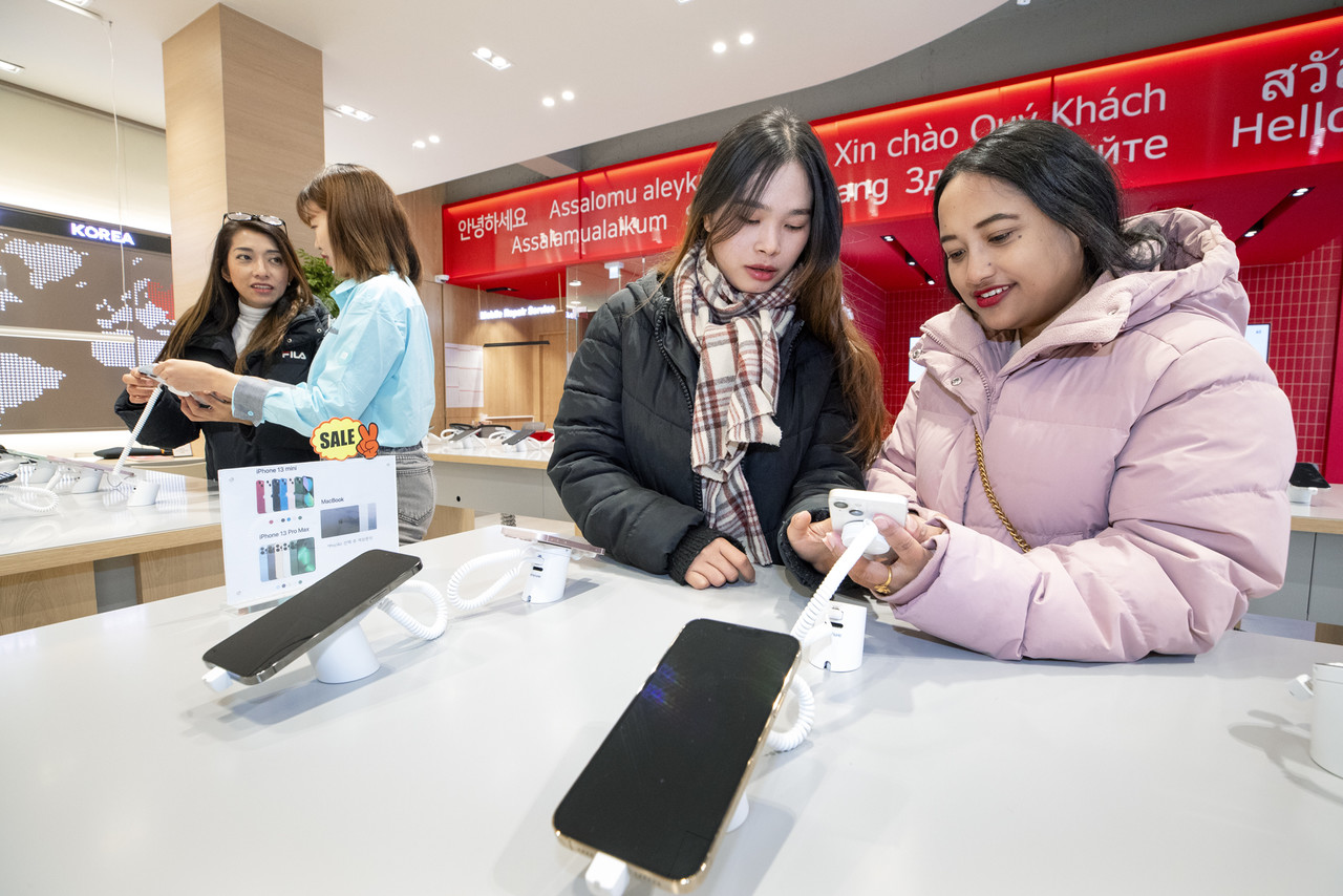 KT가 국내에서 가장 많은 외국인이 밀집한 경기도 안산 원곡동 다문화 거리에 외국인 특화 서비스를 제공하는 ‘KT 포리너 센터’를 오픈했다.