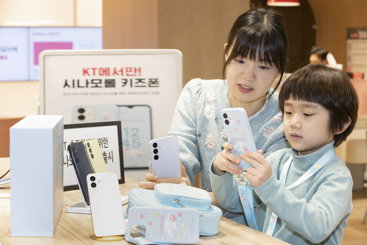 KT가 어린이 전용 스마트폰 ‘시나모롤 키즈폰’과 합리적인 가격의 ‘갤럭시 A25 5G’를 5일 출시한다.
