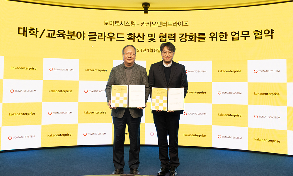 토마토시스템 김학근 부사장(왼쪽)과 카카오엔터프라이즈 이재한 사업부문장이 업무협약식에서 기념 촬영을 하고 있다.