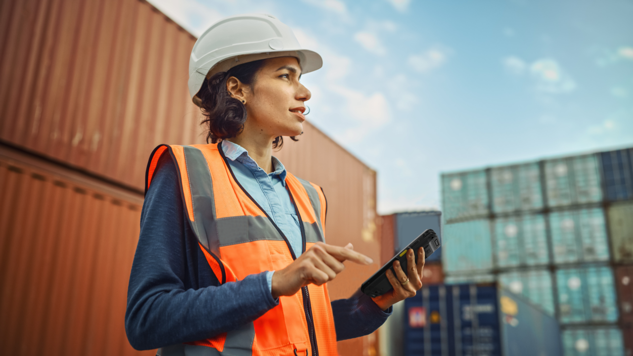 뉴랜드코리아의 엔터프라이즈 모바일 터미널 ‘NLS-MT95’를 사용하고 있는 모습