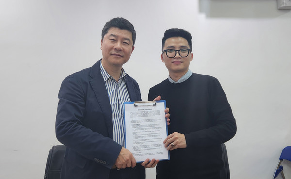 씨유박스 남운성 대표(왼쪽)와 VTS의 Pham Ha Duy 부사장이 협약을 체결했다.