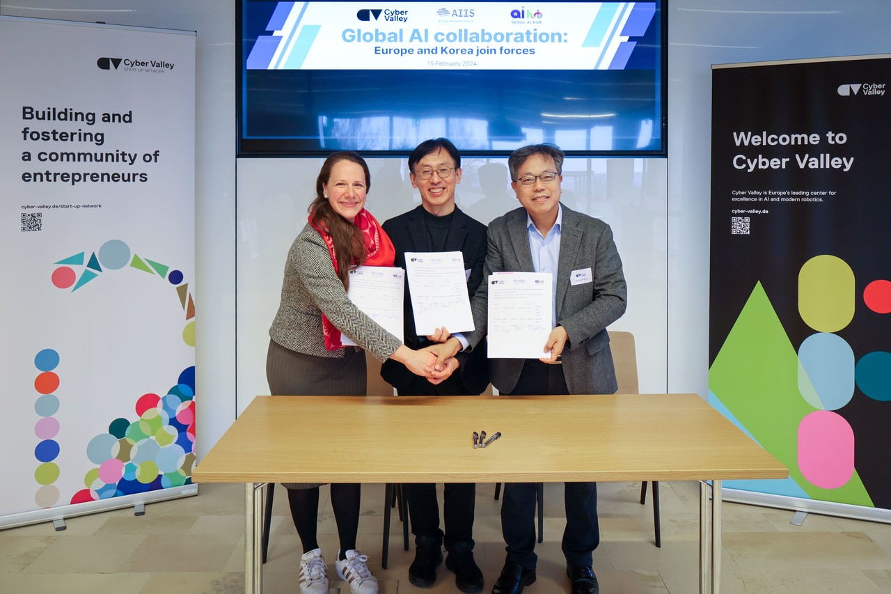 지난 15일 독일 사이버밸리에서 열린 업무협약식. (왼쪽부터) 사이버밸리 레베카 C. 라이시 디렉터, 서울 AI 허브 함종민 센터장, 서울대 AI연구원 장병탁 원장