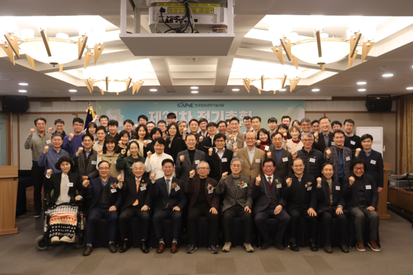 한국정보공학기술사회는 지난달 29일 서울 중구 한국프레스센터에서 ‘제34차 정기총회’를 개최했다. 사진은 참석자들이 기념사진을 찍고 있는 모습.