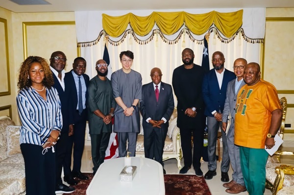 글루와는 지난 14일 자사 오태림 대표(왼쪽 다섯번째)가 아킨 존스 디렉터(왼쪽 일곱번째)와 함께 라이베리아의 조셉 보아카이 대통령(왼쪽 여섯번째)을 방문해 면담을 진행했다고 밝혔다.