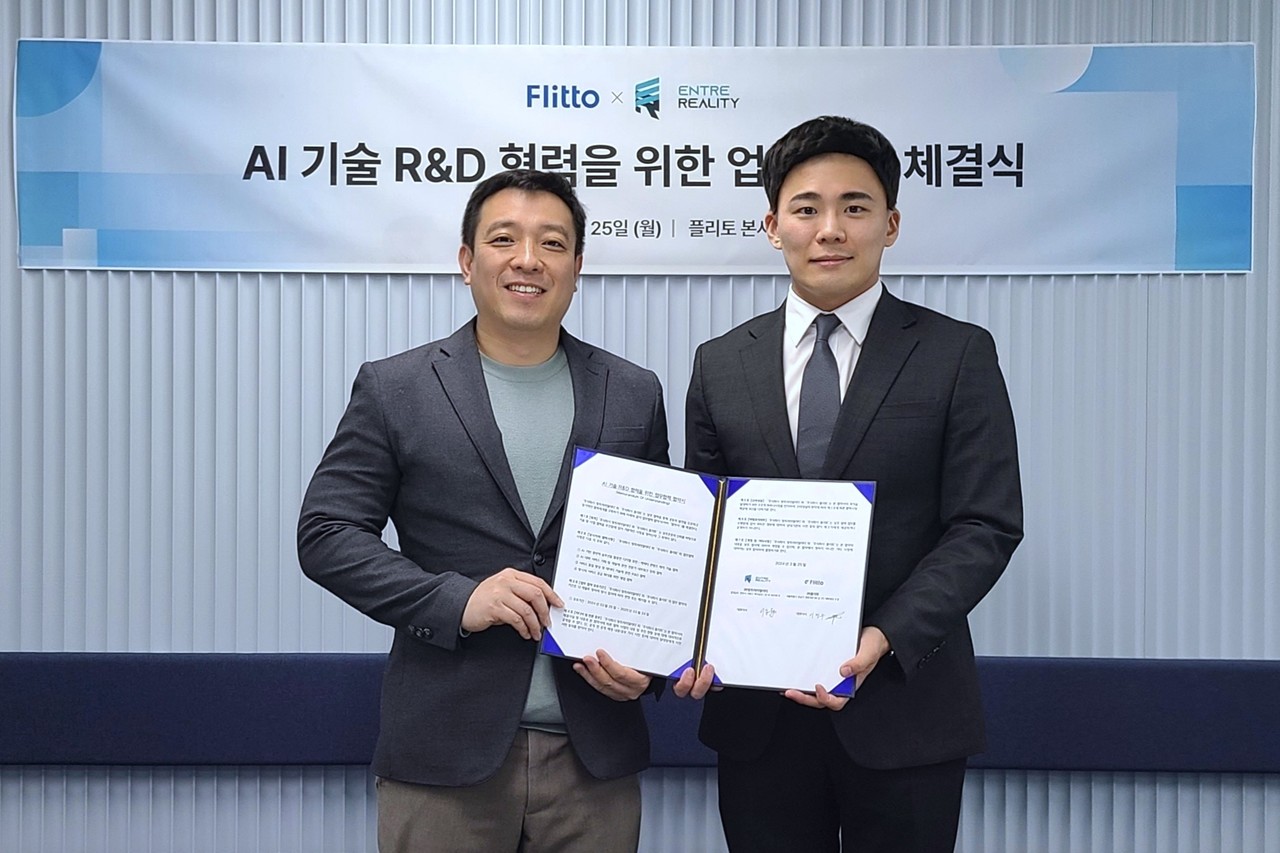 서울 강남구 플리토 본사에서 진행된 AI 기술 R&D 협력을 위한 업무협약 체결식에서 플리토 이정수 대표(왼쪽)와 앙트러리얼리티 이동윤 대표가 기념 촬영을 하고 있다.