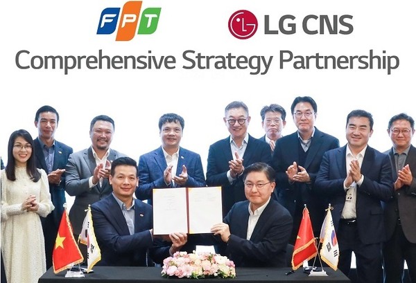 (뒷 줄 왼쪽 네 번째부터) FPT그룹 응우옌 반 코아 CEO, LG CNS 현신균 대표