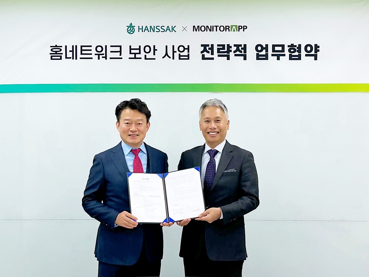 한싹 이주도 대표(왼쪽)와 모니터랩 이광후 대표가 홈네트워크 보안 사업 전략적 업무협약식에서 기념 촬영을 하고 있다.