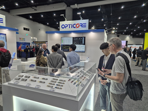 OFC 전시회 내 옵티코어 부스